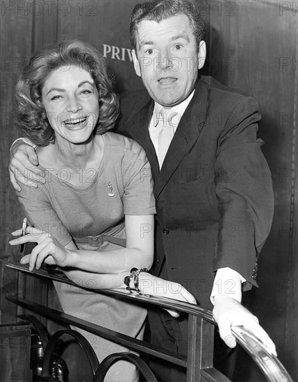 Kenneth More et Lauren Bacall