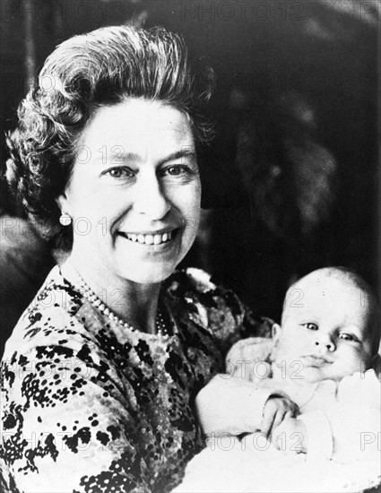 La reine Elisabeth II avec son premier petit-fils