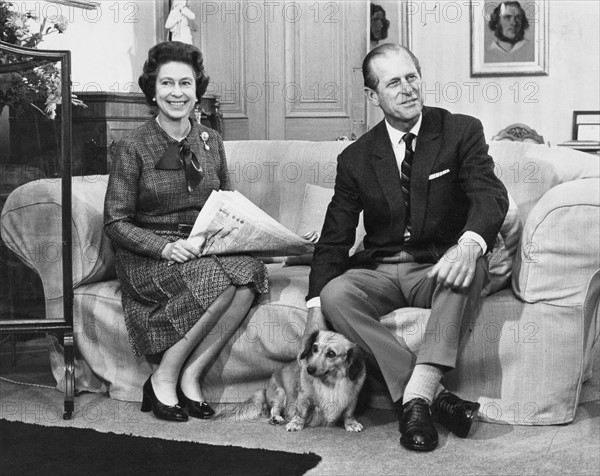 La reine Elisabeth II et le prince Philip dans un salon du château de Balmoral