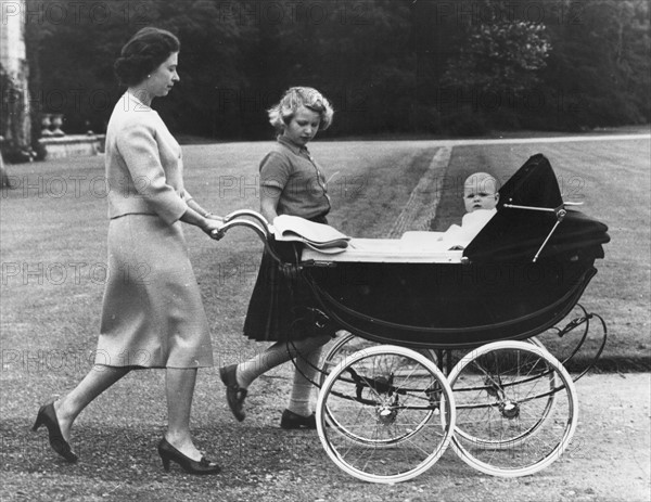 La reine Elisabeth II avec la princesse Anne et le prince Andrew