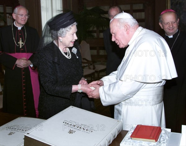 La reine Elisabeth II en visite officielle au Vatican