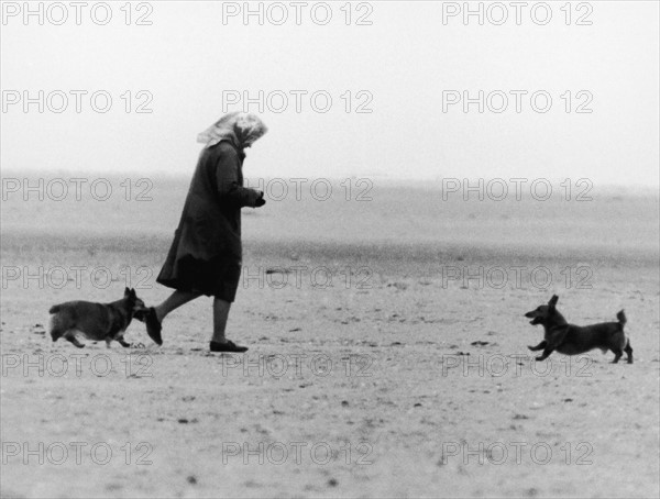 La reine Elisabeth II sur une plage près de Sandringham