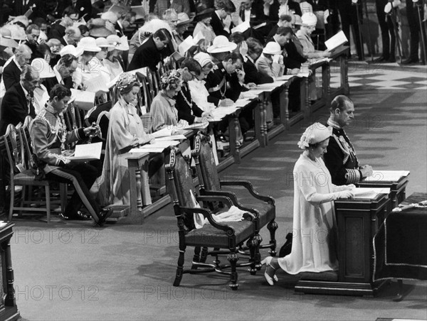 La reine Elisabeth II en prière