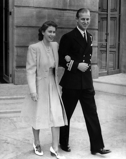 La princesse Elisabeth et son fiancé le lieutenant Philip Mountbatten annoncent leur fiançailles