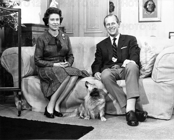 La reine Elisabeth II et le prince Philip dans un salon du château de Balmoral