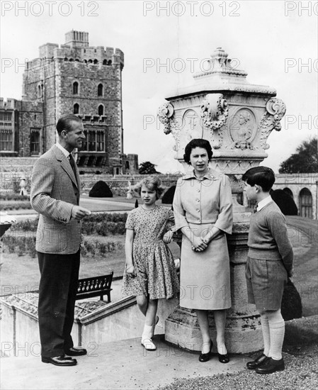 La reine Elisabeth II, le prince Philip et leurs enfants au château de Windsor