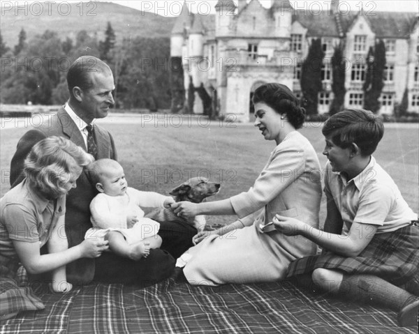 La reine Elisabeth II avec son mari le prince Philip et leurs enfants au château de Balmoral