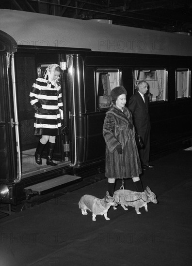 La princesse Anne et la reine Elisabeth II avec ses deux corgis