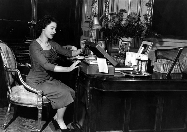 La reine Elisabeth II à son bureau au Palais de Buckingham