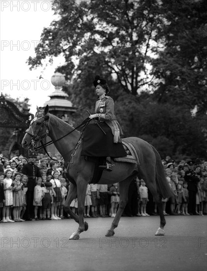 La reine Elisabeth II à cheval