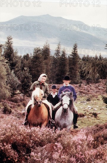 La reine Elisabeth II en promenade à cheval
