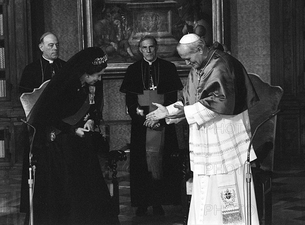 La reine Elisabeth II en visite officielle au Vatican