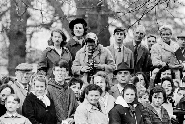 La reine Elisabeth II parmi la foule