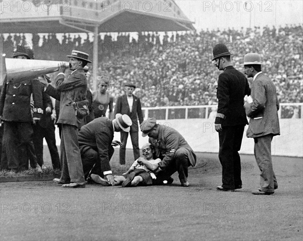 JO de Londres : le marathonien Pietri Dorando s'effondrant après l'arrivée