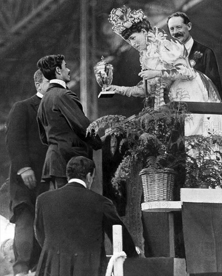 JO de Londres : le marathonien Pietri Dorando recevant une coupe en or