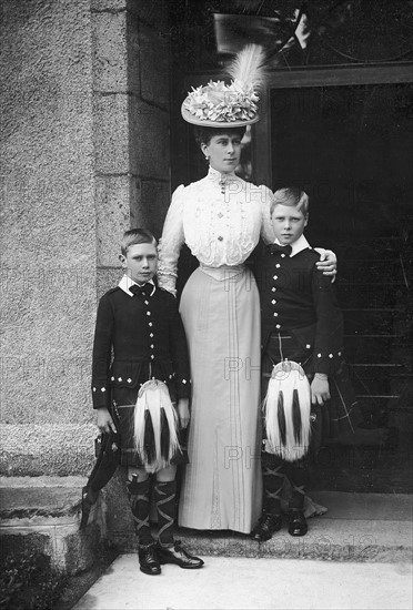 La Reine Mary posant avec ses deux fils le prince de Galles et le Duc d'York.