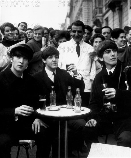 Les Beatles à une terrasse de café sur les Champs Elysées