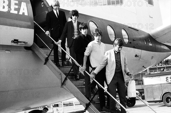 Les Rolling Stones arrivant à l'aéroport de Londres