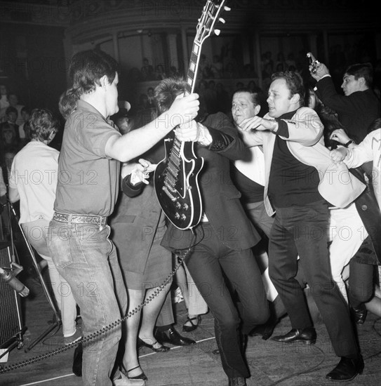 Ian Stewart et Keith Richards à la sortie d'un concert à Londres