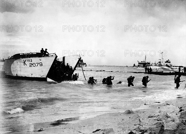 Troupes canadiennes débarquant sur les plages de Normandie