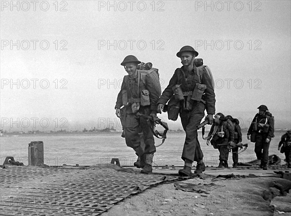 Troupes britanniques débarquant sur Gold Beach en juin 1944