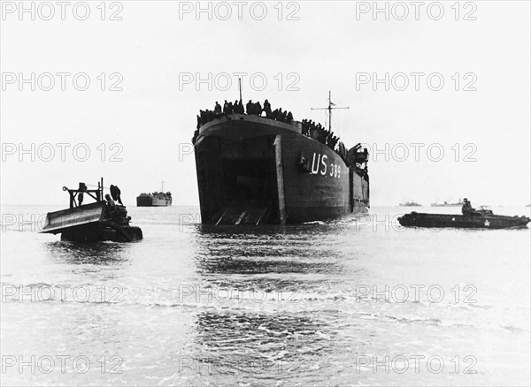 Navire américain débarquant sur les plages normandes le 6 juin 1944