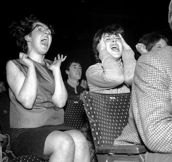 Groupies pendant un concert des Beatles à Exeter