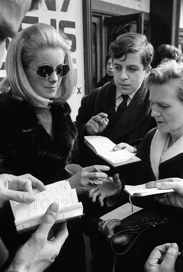 Catherine Deneuve march 1966
Signs autograph while leaving the theatre after the rehearsal for the Royal Film Show.