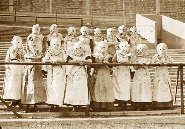Ouvrières anglaises portant des cagoules de protection, 1916