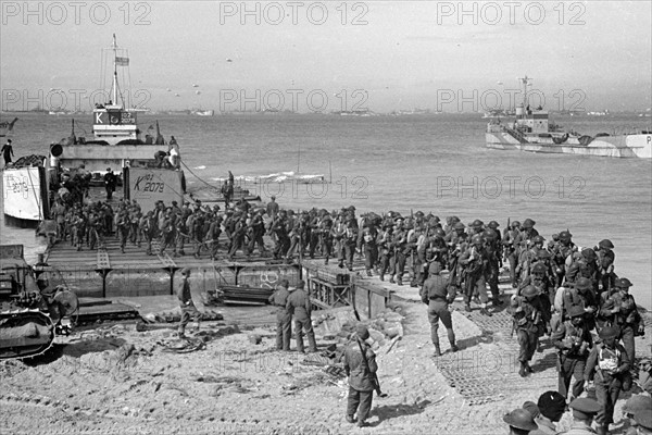 Renforts britanniques débarquant sur Gold Beach