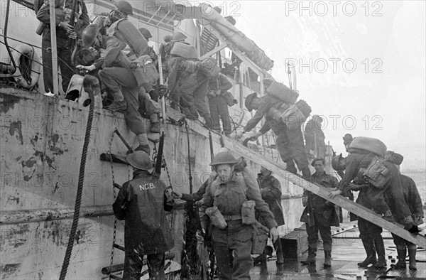 Renforts britanniques débarquant sur Gold Beach