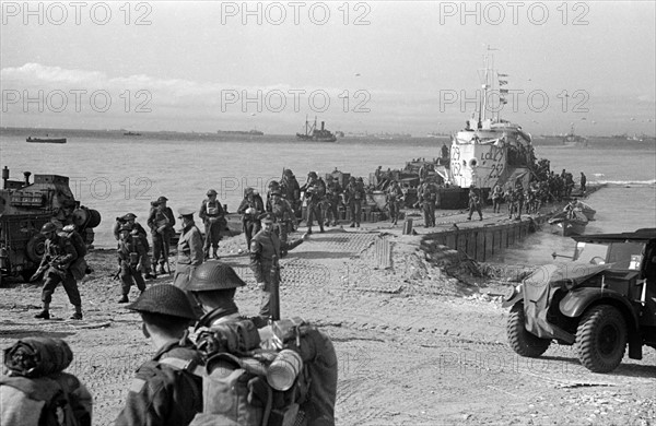 Renforts britanniques débarquant sur Gold Beach