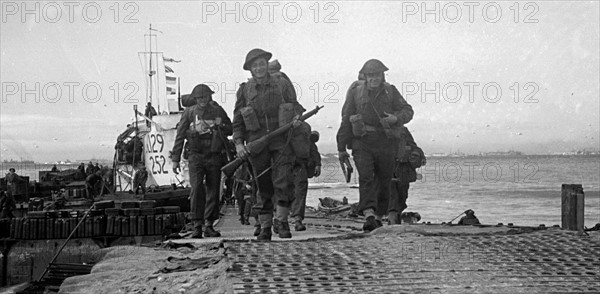 Renforts britanniques débarquant sur Gold Beach