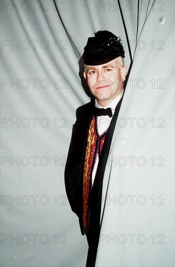 Elton John concert Palais de Sports Paris cap bow tie standing in curtain