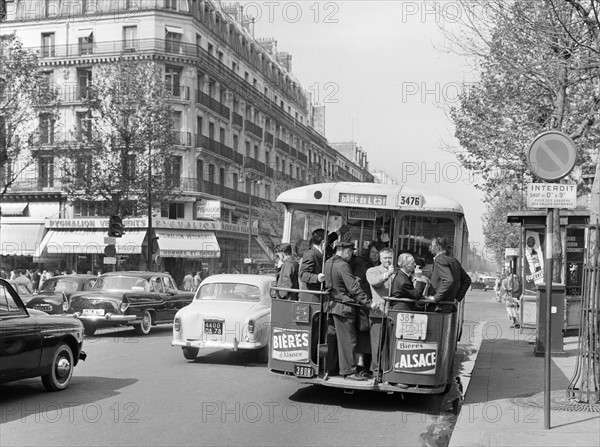 Parisiens attendant le bus
