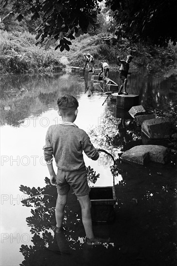 Jeunes garçons s'amusant, 1945
