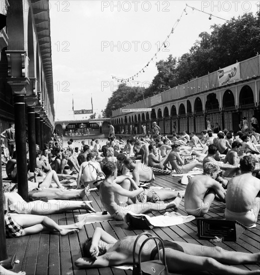 Paris août 1953