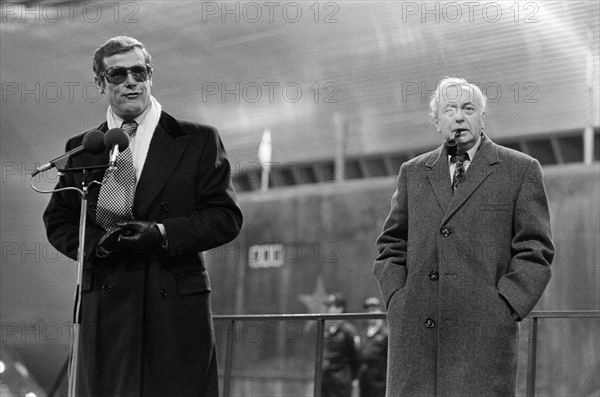 Roger Moore et Sir Harold Wilson