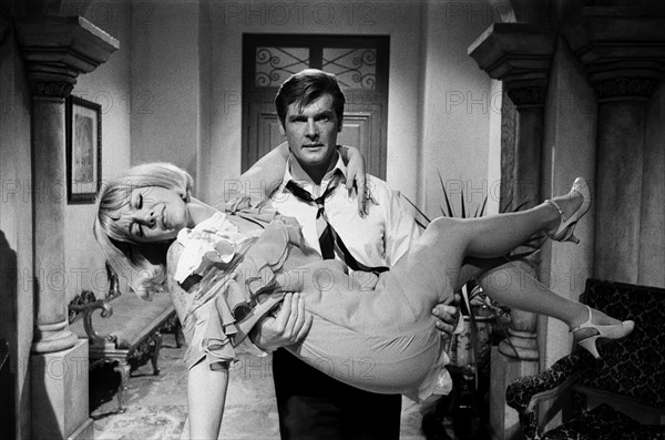 Tournage de la série "Le Saint" avec Roger Moore et Aimi MacDonald