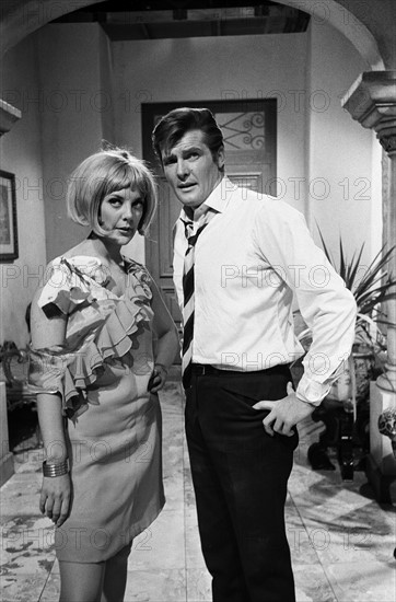 Tournage de la série "Le Saint" avec Roger Moore et Aimi MacDonald