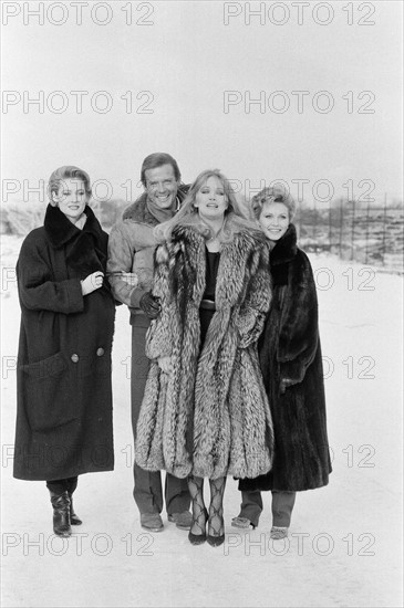 Roger Moore en visite aux Pinewood Studios