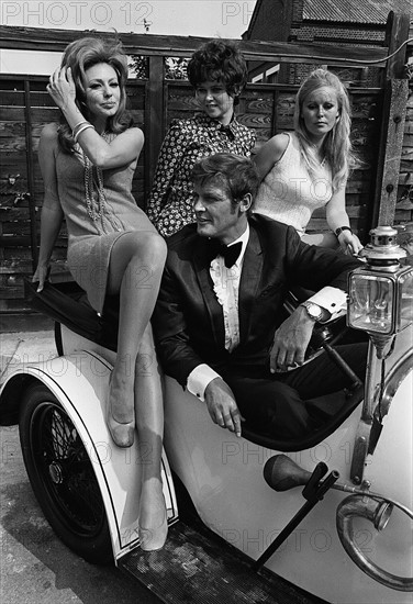 Roger Moore, Veronica Carlson et Martha Hyer