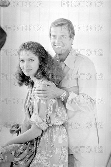 Roger Moore et Lois Chiles