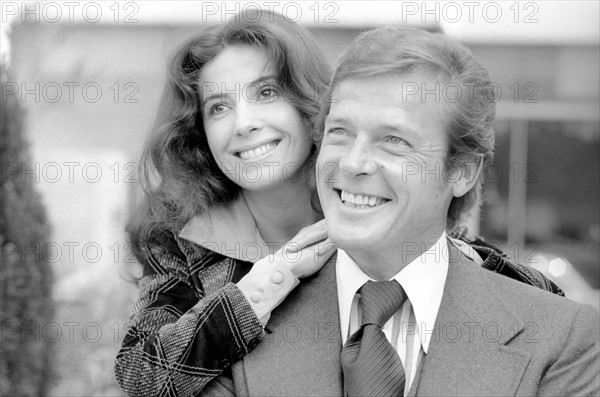 Roger Moore et Barbara Parkins