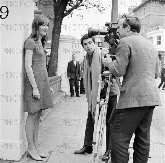 Françoise Hardy, filmée sur Exhibition Road à Londres, le 11 octobre 1965