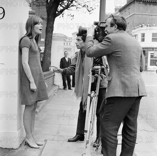 Françoise Hardy, filmée sur Exhibition Road à Londres, le 11 octobre 1965