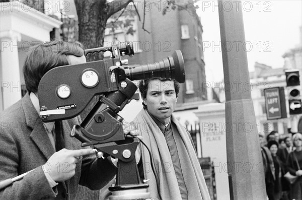 Françoise Hardy, filmée sur Exhibition Road à Londres, le 11 octobre 1965