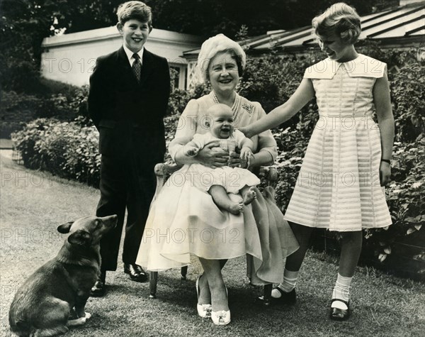 La Reine Mère entourée de ses petits-enfants, 1960