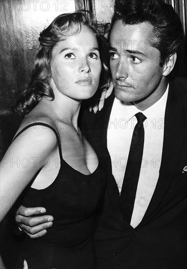 Ursula Andress et John Derek, 1957