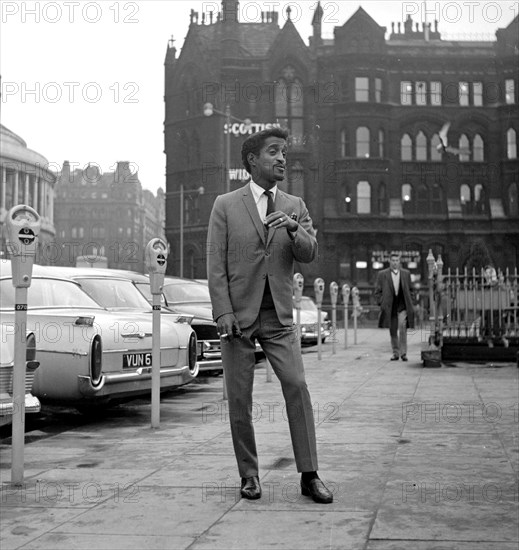 Sammy Davis Jnr outside Piccadilly station, Manchester.
9th October 1961.
P6960